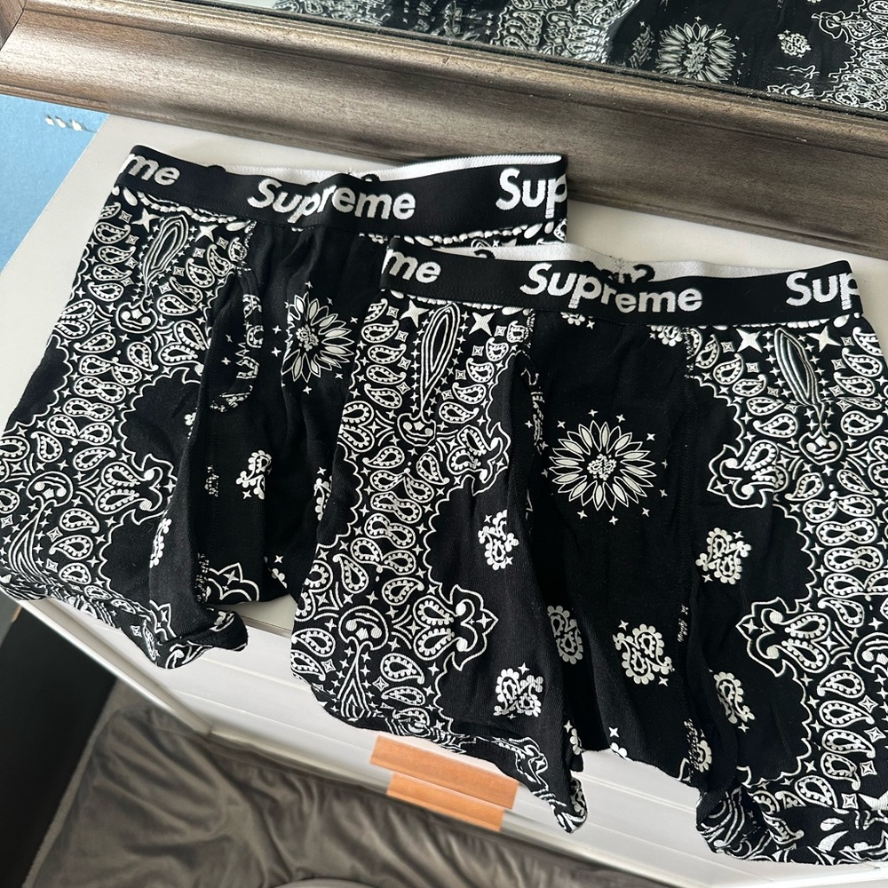 BRAND NEW UNUSED Supreme x Hanes Boxer Briefs size S Black Paisley